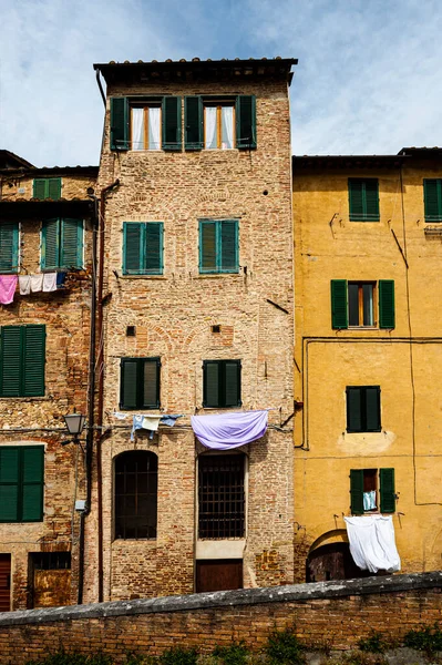 Arquitetura Cidade Medieval Italiana Siena Fachada Antiga Janelas Com Persianas — Fotografia de Stock