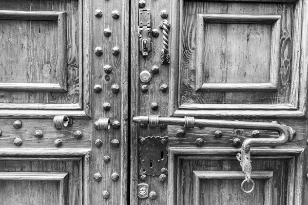 Металлическое Украшение Итальянской Деревянной Двери Тоскане Черно Белом Цвете — стоковое фото