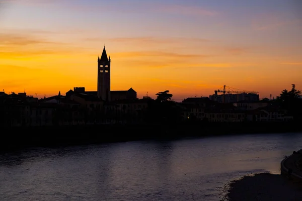 Silhouette Bei Sonnenuntergang Die Mittelalterliche Italienische Stadt Verona Der Etsch — Stockfoto