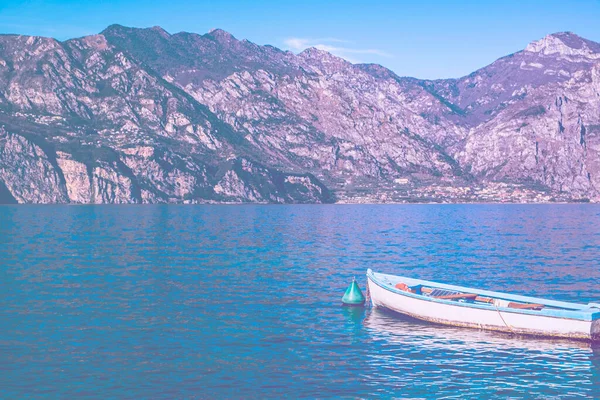 Orilla Desierta Del Lago Garda Italia Ausencia Turismo Efecto Color —  Fotos de Stock