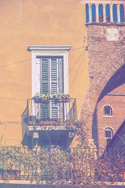 イタリアの窓は 色褪色した色効果の美しさ 機能性と性能の新しいと古い地平線です — ストック写真