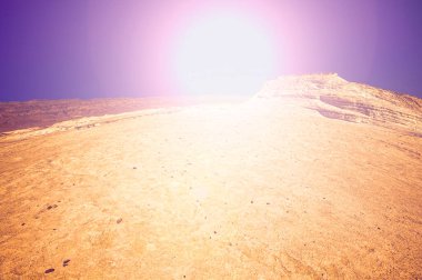 Gün batımında İsrail çölündeki kaya oluşumlarının nefes kesen manzarasının cansız ve ıssız manzarası.