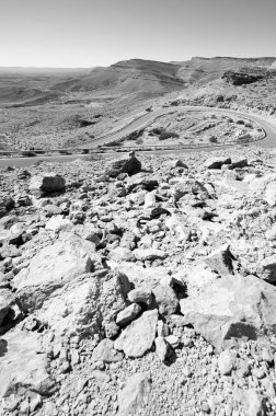 İsrail çölünde siyah beyaz kaya oluşumlarının nefes kesen manzarasının cansız ve ıssız manzarası.