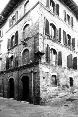 Ortaçağ İtalyan şehri Siena 'nın mimarisi, eski cephe, panjurlu pencereler ve siyah beyaz antik çağın ruhu.