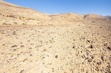 İsrail çölündeki kaya oluşumlarının nefes kesen manzarasının cansız ve ıssız manzarası.