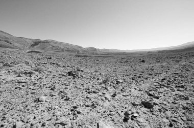 İsrail çölünde siyah beyaz kaya oluşumlarının nefes kesen manzarasının cansız ve ıssız manzarası.