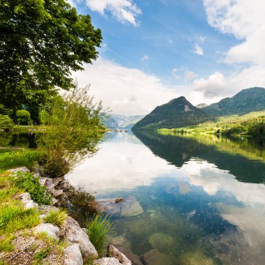 Alpler 'in arka planında Grünlsee Gölü' nü çevreleyen ormanlar, çayırlar, tarlalar ve otlaklarla Avusturya manzarası