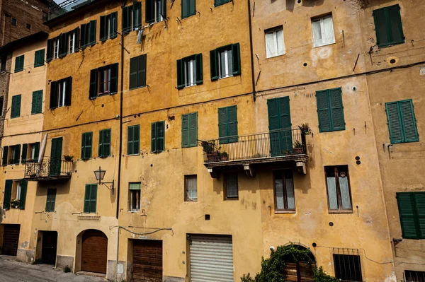 Architectuur Van Middeleeuwse Italiaanse Stad Siena Oude Gevel Ramen Met — Stockfoto