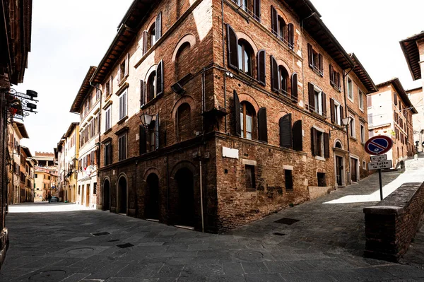 Arquitetura Cidade Medieval Italiana Siena Fachada Antiga Janelas Com Persianas — Fotografia de Stock