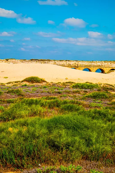 Antigo Aqueduto Romano Costa Mediterrânea Israel Nas Dunas Areia — Fotografia de Stock