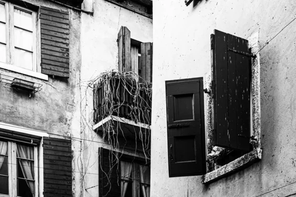 イタリアの窓は黒と白の美しさ 機能性と性能の新しいと古い地平線です — ストック写真