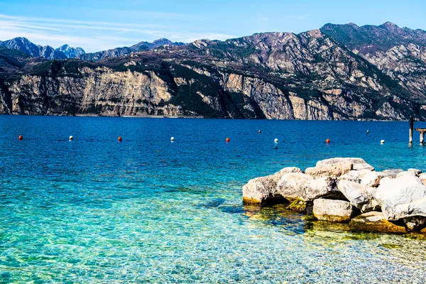 Opuštěné Pobřeží Jezera Garda Itálii Bez Cestovního Ruchu — Stock fotografie