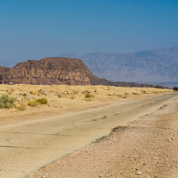 Asfaltweg Tussen Rotsachtige Heuvels Woestijn Uit Het Niets Naar Nergens — Stockfoto