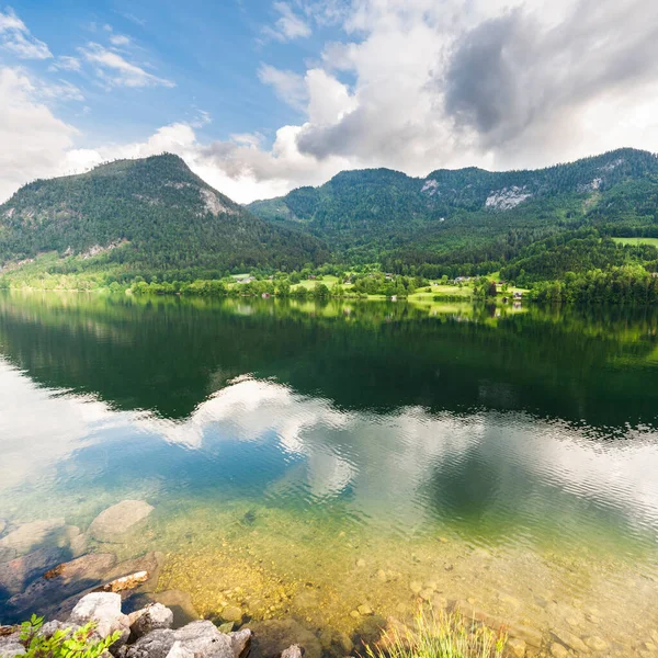 アルプスを背景に グルンゼー湖周辺の森林 牧草地とオーストリアの風景 — ストック写真