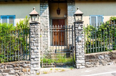 İtalya, Bergamo 'da her yerde ince işlenmiş demir kafes bulunur - kiliselerde, kamu binalarında ve özel evlerde..