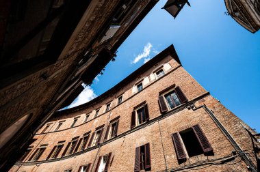 Ortaçağ İtalyan şehri Siena 'nın mimarisi, eski cephe, panjurlu pencereler ve antik çağın ruhu.. 