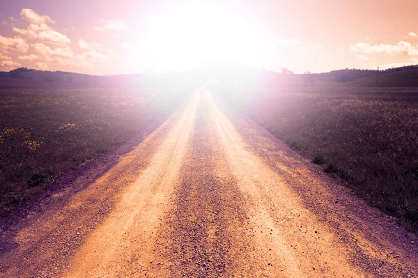 Bochtige Onverharde Weg Tussen Toscaanse Lentevelden Bij Zonsondergang — Stockfoto