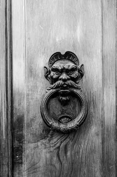 Металлическое Украшение Итальянской Деревянной Двери Тоскане Черно Белом Цвете — стоковое фото