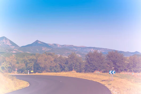 Kronkelende Verharde Weg Het Prachtige Landschap Van Franse Alpen Vervaagde — Stockfoto