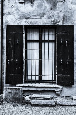 İtalyan pencereleri, güzellik, işlevsellik ve siyah-beyaz performansın yeni ve eski ufuklarıdır..