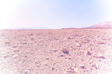 İsrail çölündeki kaya oluşumlarının soluk renk etkisinin nefes kesen manzarası. Yalnızlık, umutsuzluk ve depresyon kavramı olarak cansız ve ıssız bir sahne..