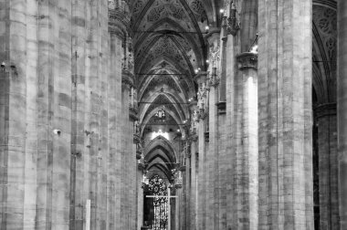Milano Katedrali ya da Duomo di Milano 'nun içi, Milano' nun büyük Katolik kilisesi ve turizm tesisi.. 