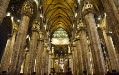 Milano Katedrali ya da Duomo di Milano 'nun içi, Milano' nun büyük Katolik kilisesi ve turizm tesisi.. 