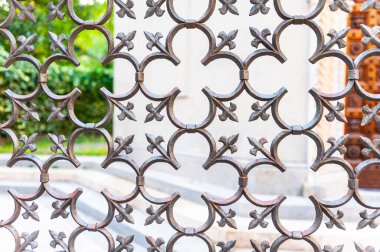 İtalya, Bergamo 'da her yerde ince işlenmiş demir kafes bulunur - kiliselerde, kamu binalarında ve özel evlerde..