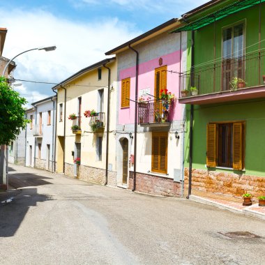 Taze çiçeklerle süslenmiş İtalyan Balkonları