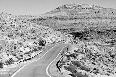 Asfalt yol İsrail Negev Çölü'nde sarma, Retro görüntü stili filtre