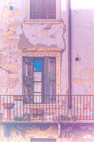 イタリアの窓は 色褪色した色効果の美しさ 機能性と性能の新しいと古い地平線です — ストック写真