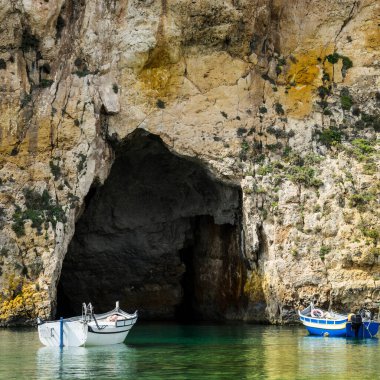 Uçsuz bucaksız kireçtaşı kayalıklarıyla çizilmiş engebeli kıyı şeridindeki zevk tekneleri ve Malta 'daki derin mağaralarla noktalanmış. İç Deniz, Akdeniz 'e bağlı Gozo adasında dar bir doğanın oluşturduğu bir açıklıktan geçen bir deniz suyu gölüdür.