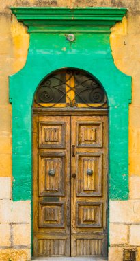 Valletta 'nın tarihi bölümünde geleneksel Malta kapısı olan bir bina. Malta adasındaki eski bir eve giriş.