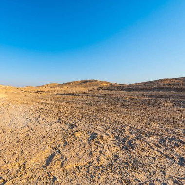 İsrail 'deki Negev Çölü' nün Rocky tepelerinin sonsuz ıssızlığı. Ortadoğu 'nun nefes kesici manzarası ve doğası.