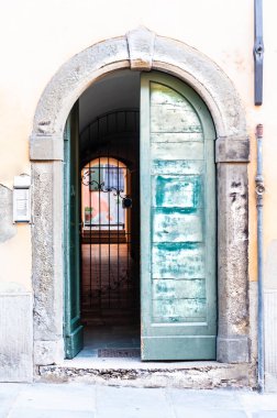 İtalya, Bergamo 'da her yerde ince işlenmiş demir kafes bulunur - kiliselerde, kamu binalarında ve özel evlerde..