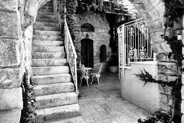 以色列北部加利利的萨菲德市 它保留了它作为犹太人中心的独特地位 有许多黑白相间的地方 — 图库照片