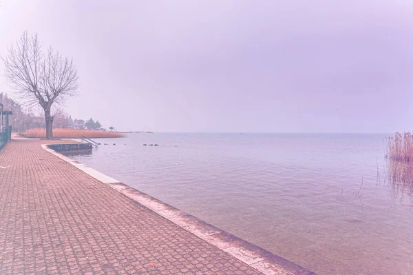 色あせた色効果で観光の不在でイタリアのガルダ湖の無人島の海岸 — ストック写真