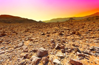 İsrail 'deki Negev Çölü' nün kayalık tepelerinin öfkeli renkleri. Gün batımında Ortadoğu 'nun nefes kesici manzarası ve doğası