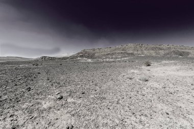 İsrail 'deki Negev Çölü' nün Rocky tepeleri. Ortadoğu 'nun nefes kesici manzarası ve doğası. Siyah beyaz fotoğraf