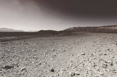 İsrail 'deki Negev Çölü' nün Rocky tepeleri. Ortadoğu 'nun nefes kesici manzarası ve doğası. Siyah beyaz fotoğraf