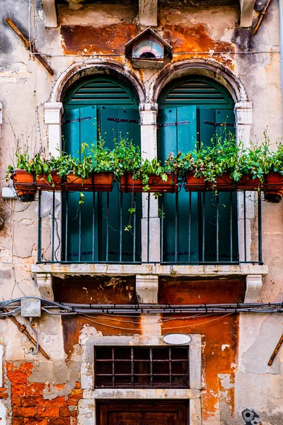 Janelas Italianas São Horizontes Novos Antigos Beleza Funcionalidade Desempenho — Fotografia de Stock