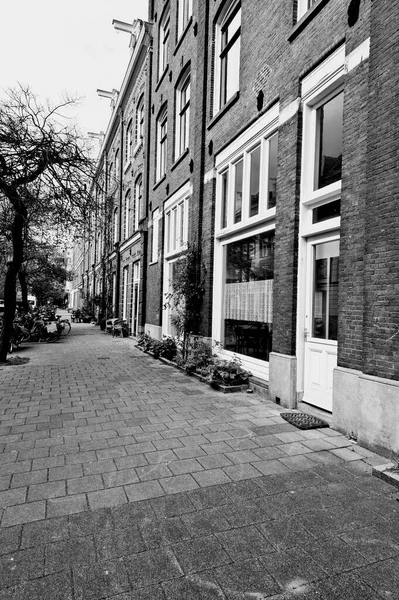 네덜란드의 전형적 집이다 역사적 중심지 암스테르담 자전거 가설치 스트리트 — 스톡 사진