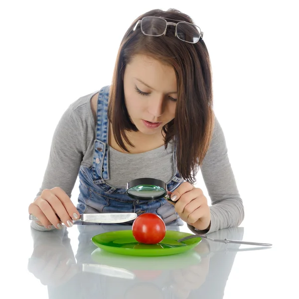 Dziewczyna bada pomidor. — Zdjęcie stockowe