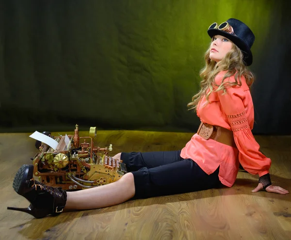 Dampfpunk-Mädchen mit Schreibmaschine. — Stockfoto