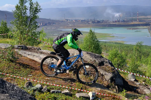 Biker afdaling — Stockfoto