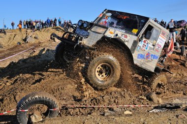 Off-Road araç zor arazi içinde