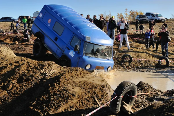 Voiture hors route en terrain difficile — Photo