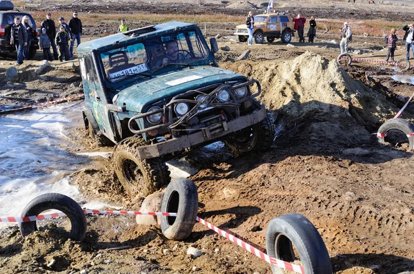 Off-road car in difficult terrain — Stock Photo, Image