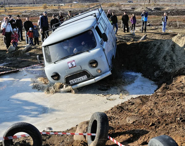 Off-road car in difficult terrain — Stock Photo, Image