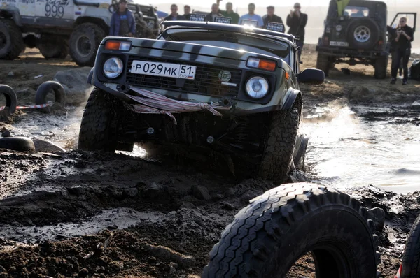 Off-road car in difficult terrain — Stock Photo, Image